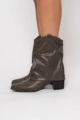 Bota texana marrón de caña media, con diseño superpuesto y tachas doradas.