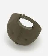 Gorra de sarga color verde oliva con visera curva y ajuste trasero mediante hebilla. Presenta un bordado frontal en hilo naranja con el texto "Los Angeles 1996 California".