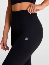 Calza negra de tiro alto con largo hasta el tobillo, calce regular y certificación Bluesign.