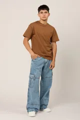 Pantalón de jean celeste, corte holgado, con bolsillos cargo laterales y costuras frontales.