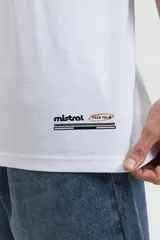 Remera blanca de algodón, corte oversize, manga corta y cuello redondo.