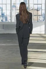 Blazer recta confeccionada en hilatura con viscosa, color gris oscuro. Tiene cuello solapa de muescas, manga larga con abertura y botones, bolsillos de plastrón en delantero, forro interior a tono y cierre frontal con botones.