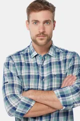 Camisa celeste y azul a cuadros, de lino y algodón, con mangas 3/4 y corte clásico.