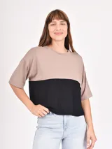 Remera manga corta con diseño color block, parte superior color beige y parte inferior color negro.