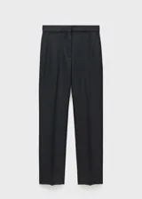 Pantalón de vestir negro de corte recto, con trabillas, bolsillos laterales y cierre oculto de botón, gancho y cremallera.