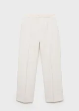 Pantalón de vestir color crema, de corte recto, con cierre de botón y cremallera, tiro medio y bolsillos laterales.