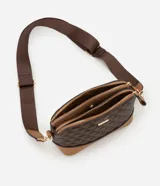 Cartera transversal pequeña color marrón con estampa triangular en tonos marrón y negro, cierre por cremallera, asa larga desmontable y herrajes dorados.