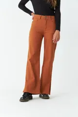 Pantalón de gabardina color ladrillo, de tiro medio, corte recto cropped, con bolsillos y presillas para cinturón.