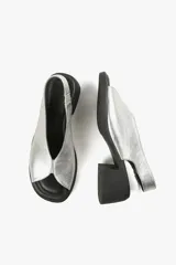 Sandalias plateadas de cuero con diseño slingback, puntera abierta y tacón cuadrado bajo color negro.