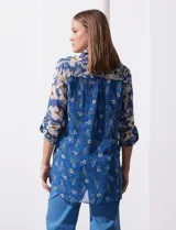 Camisola de gasa estampada con flores, marca Figueroa & Flower. Tiene cuello con solapa, abertura central con botones y mangas regulables con presilla y botón. Incluye musculosa interna.