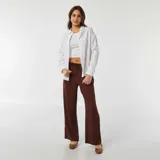 Pantalón ancho de punto crepé color marrón con cintura elástica ajustable con cordón.