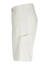 Short de jean color crudo, corte amplio, con bolsillos delanteros y traseros, presillas para cinturón y un bolsillo lateral para herramientas.