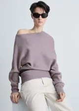 Sweater lila de punto con cuello asimétrico y manga larga.