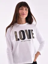 Remera blanca de manga larga con cuello redondo y estampado frontal con la frase "All my love darling" en color celeste.