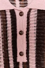 Jersey tipo polo de punto a rayas verticales marrones, rosas y blancas, con cuello solapa rosa y escote pico con botones.
