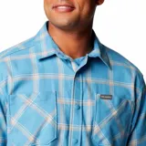 Camisa de hombre Columbia de manga larga, a cuadros celestes y beige, con dos bolsillos en el pecho y logo de la marca en el bolsillo izquierdo.