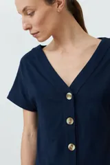 Remera verde oliva con escote en V, manga corta con dobladillo y cierre frontal con botones.