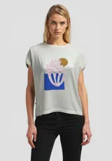 Remera de viscosa color gris claro con estampado abstracto en el frente, de manga corta, corte al cuerpo y cuello redondo.