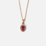 Gargantilla de oro amarillo 18k con dije ovalado de rubí rodeado de brillantes.