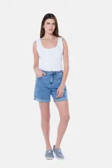 Short de jean azul con spandex y ruedo doblado.