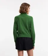 Blusa de punto color blanco, con cuello alto, manga larga y diseño liso.