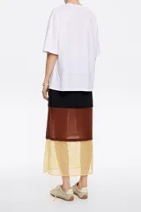 Falda larga de tiro bajo con elástico en la cintura y tres capas de colores distintas: negro, marrón y amarillo.