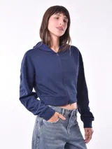 Campera corta azul marino con capucha y cierre frontal.