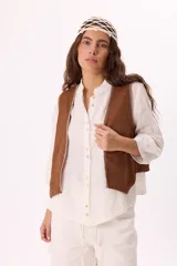 Chaleco símil gamuza color marrón, con costuras artesanales en contraste.