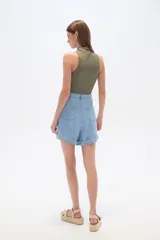 Short negro con textura arrugada, cintura elástica con cordón ajustable y corte holgado.