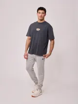 Pantalón deportivo tipo jogging color gris, confeccionado en 60% algodón y 40% poliéster, con cintura elástica ajustable con cordón.