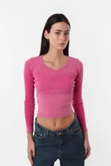 Top fucsia de morley mangas largas con abertura en escote y recorte por debajo del busto.