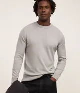 Suéter masculino de malla de viscosa y poliamida color gris claro, con textura de cuadros grid, cuello redondo y mangas largas.