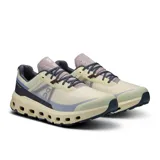 Championes de trail running color crema, con detalles en gris, azul y violeta.