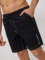 Short de baño negro con costuras blancas en contraste y logo de la marca en la pierna derecha.
