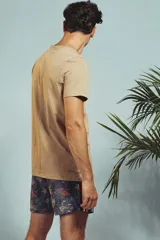Short de baño con estampado de hojas en tonos grises y celestes, con cordón ajustable en la cintura y detalle de franja lateral con rayas rojas, blancas y negras.