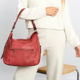 Cartera negra de cuero sintético con apertura superior y cierre con solapa. Tiene un bolsillo frontal con broche magnético y cierre, dos bolsillos internos y un bolsillo divisor en el forro. Incluye bolsillos laterales con cierre y correa larga regulable.