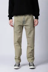 Jean de corte mom oversize color beige con efecto gastado.