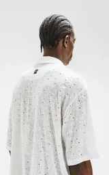 Camisa manga corta blanca con bordado calado y botones color madera.