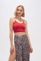 Top cropped de poliamida color rojo, al cuerpo y cuello redondo.