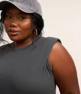 Vestido midi gris sin mangas, con cuello redondo, corte recto y volados en la falda.
