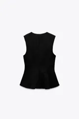 Top color crema, de cuello redondo y sin mangas. Tiene cintura entallada y bajo con pinzas acabado peplum. Cierre frontal con cremallera oculta en costura.