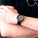 Reloj Casio Edifice con correa de cuero negra, caja plateada y esfera gris con detalles en marrón.
