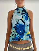 Blusa sin mangas con cuello halter, color lila con lunares verdes.