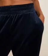 Pantalón deportivo verde oliva confeccionado en microfibra con cintura elástica.