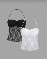 Top tipo corset de encaje floral, disponible en negro y blanco. Presenta un diseño ajustado al cuerpo con escote corazón fruncido y tirantes finos tipo halter ajustables.