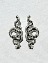 Aros colgantes con forma de serpiente azul contorneada con strass plateado.