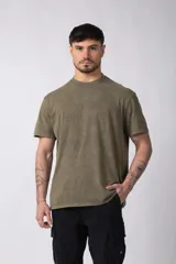Remera color verde militar con efecto gastado, cuello redondo y corte semi oversize.