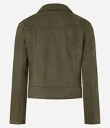 Campera biker corta color verde militar, confeccionada en gamuza sintética, con cuello con solapa, cierre por cremallera desplazado, bolsillos con cremallera en el lateral y trabillas en la cintura.