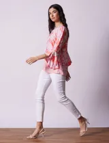 Blusa azul con estampado floral blanco, de seda fría, con cuello redondo con abertura y mangas 3/4 amplias con volados. Marca Ruby Rd.