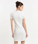 Vestido corto blanco de rib, con cuello polo, botones delanteros y mangas cortas.